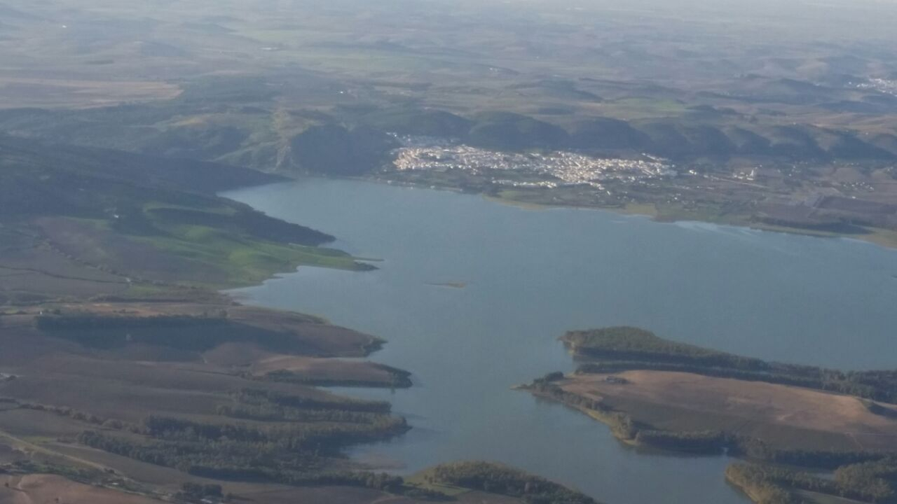 Bornos de la Frontera. Aus dem Eurostar EV 97 ein Blick von Südost über die Talsperre von Bornos.